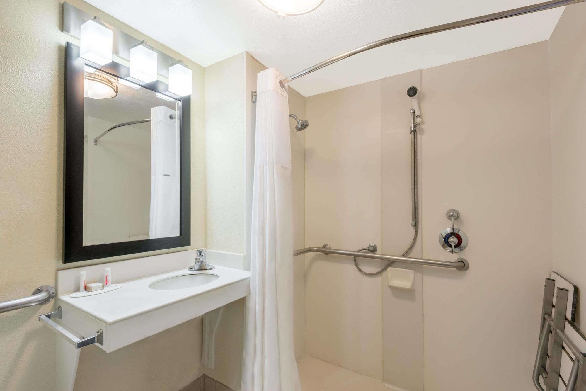King Room with Bath Tub - Mobility Accessible/Non-Smoking