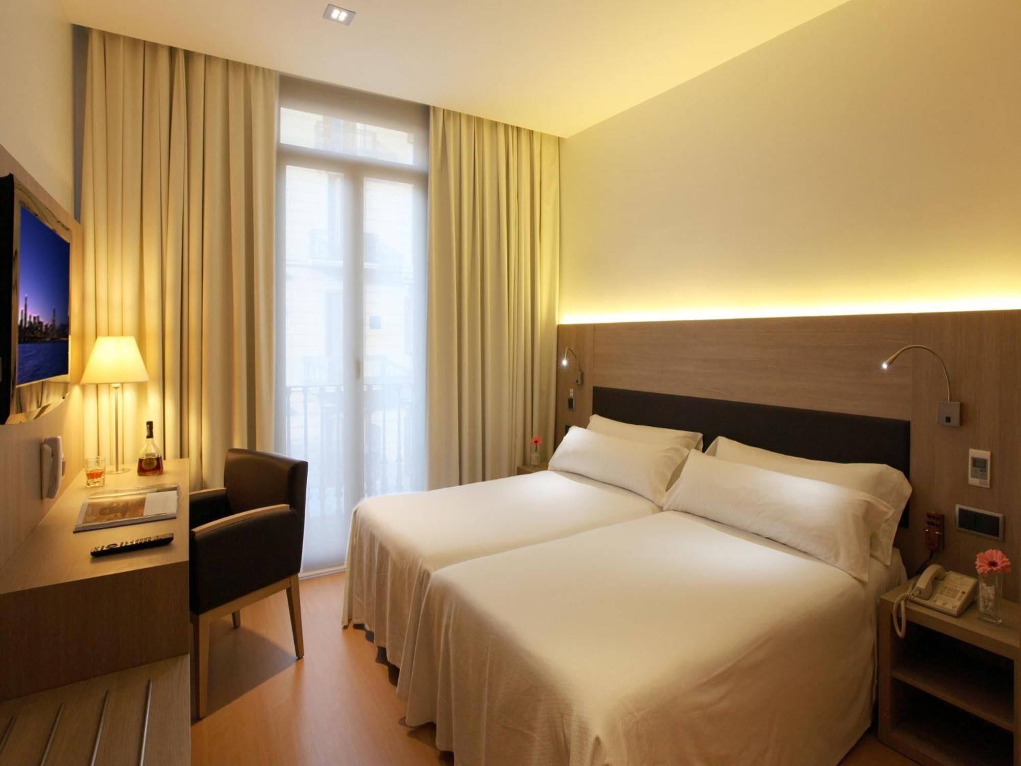 Quarto com Cama de Casal ou 2 de Solteiro e Varanda