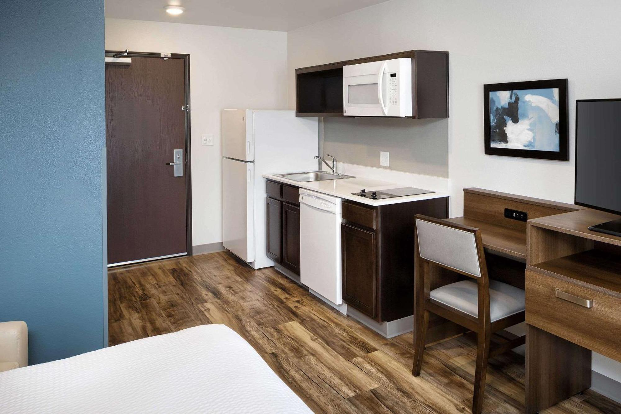 Queen Room  with Roll-In Shower - Disability Access/Non-Smoking