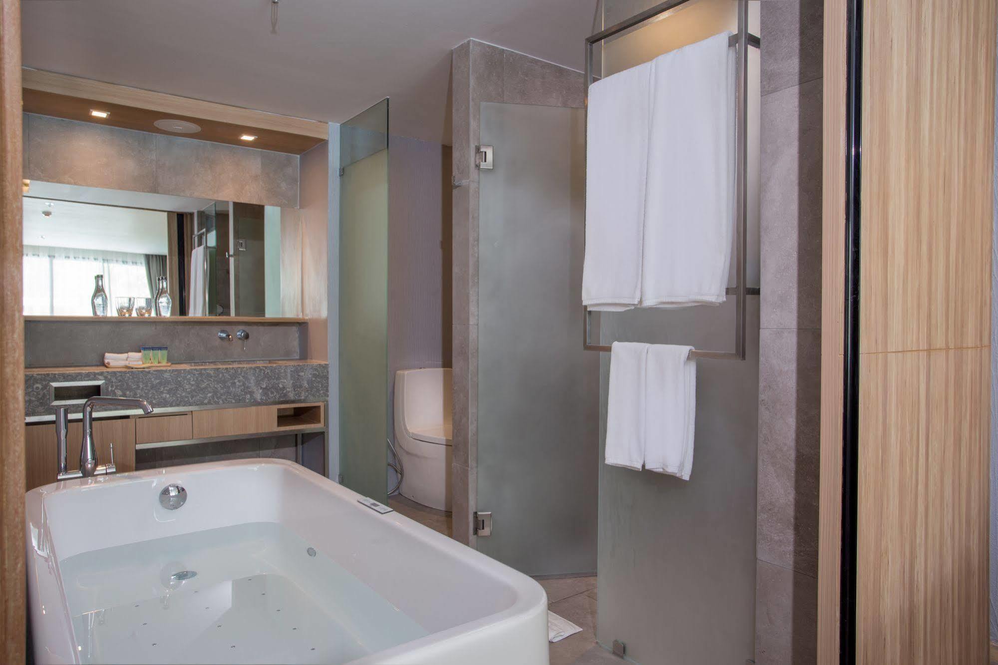 Deluxe Zimmer mit Kingsize-Bett am Pool