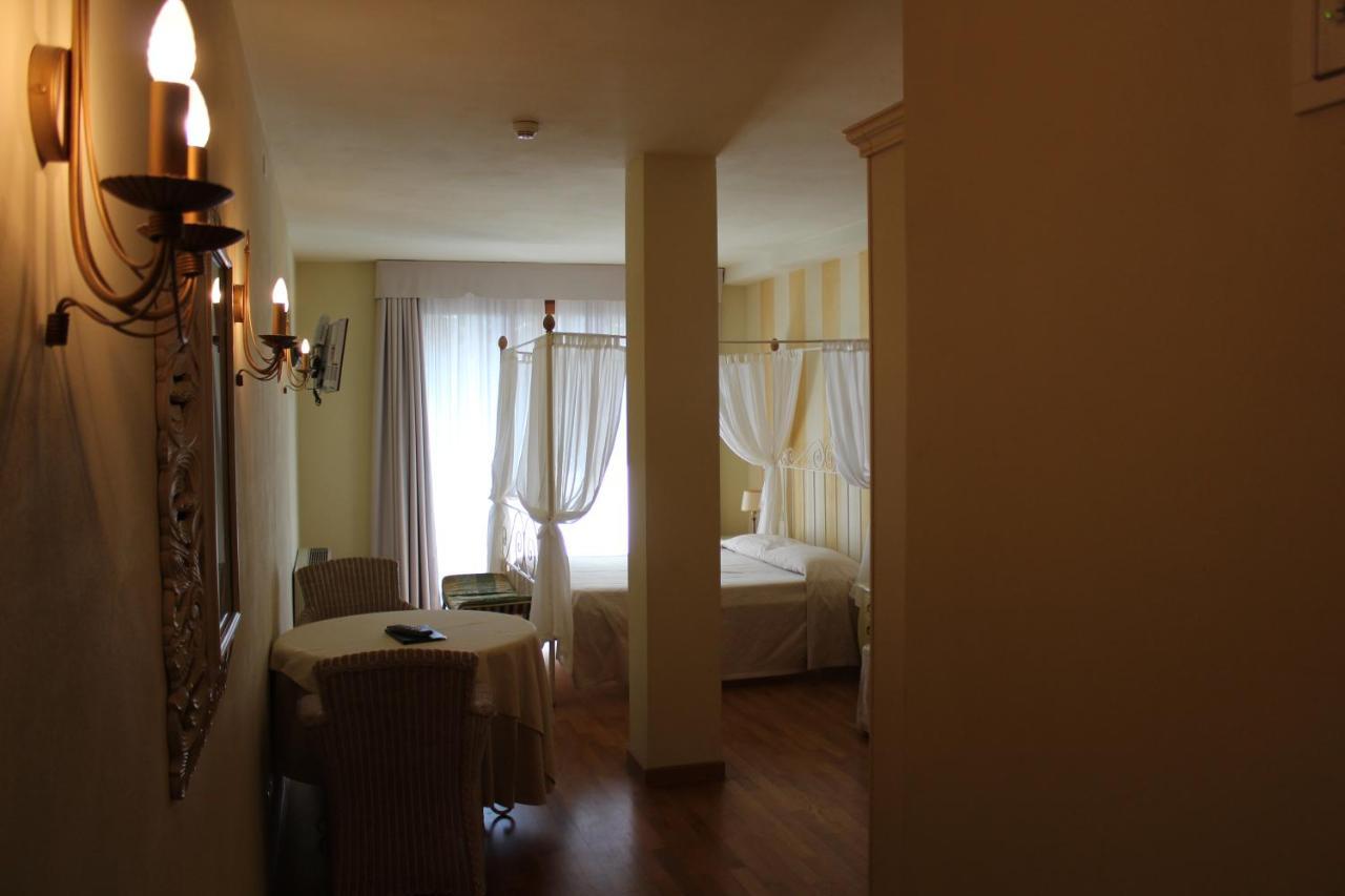 Junior Suite mit Balkon und Seeblick (2 Erwachsene + 1 Kind)