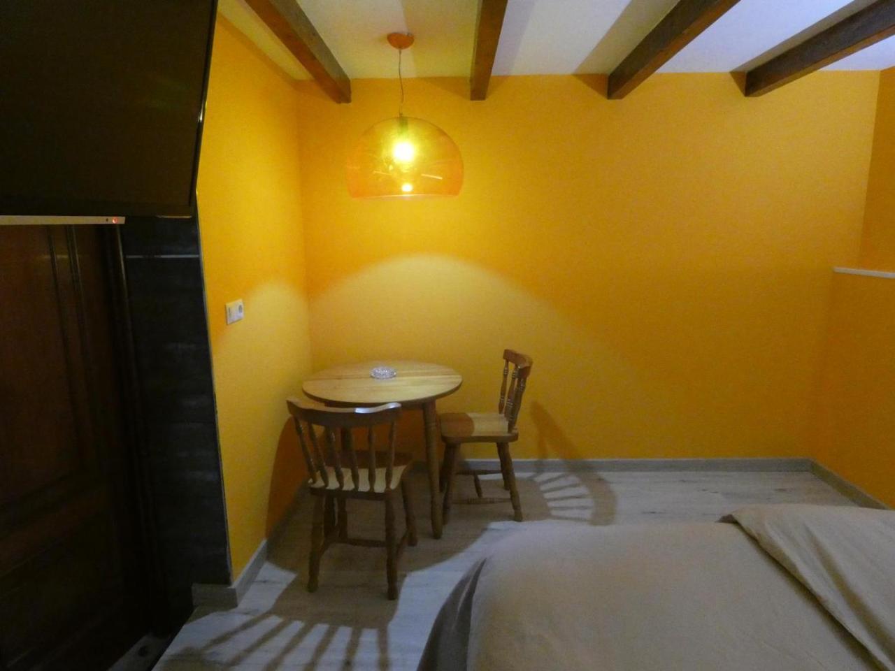 Suite con bañera de hidromasaje y cama grande