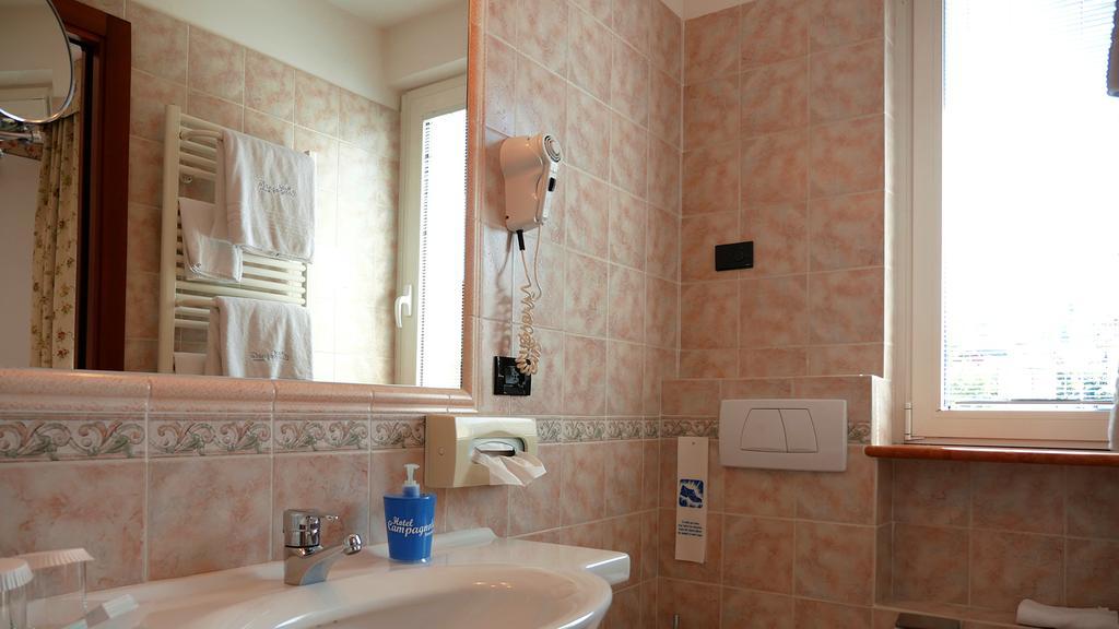 Doppel- oder Zweibettzimmer