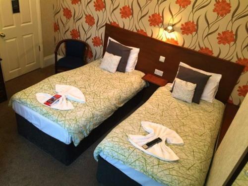 Tweepersoonskamer met 2 Aparte Bedden en Eigen Badkamer