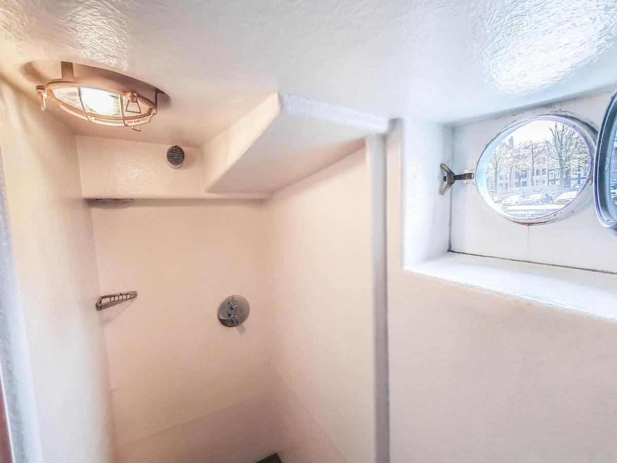 Tweepersoonskamer met 2 Aparte Bedden en Gedeelde Badkamer