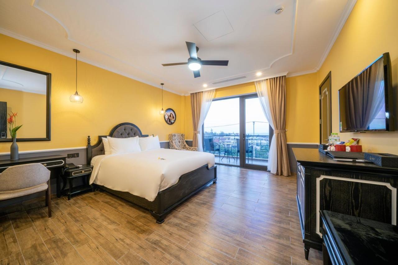 Deluxe Double Room With Balcony - Free Shuttle Car to Hoi An Old Town
