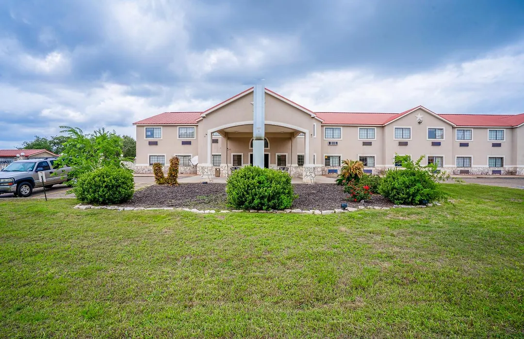 Days Inn & Suites By Wyndham Beeville-1