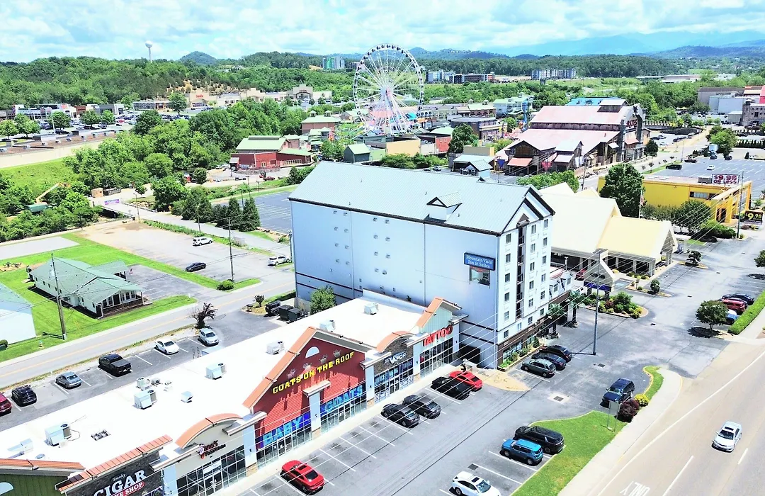 Mountain Vista Inn & Suites - Walking Distance To The Island-1