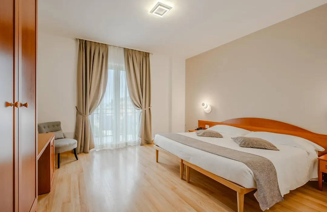 Hotel Nuova Barcaccia-1
