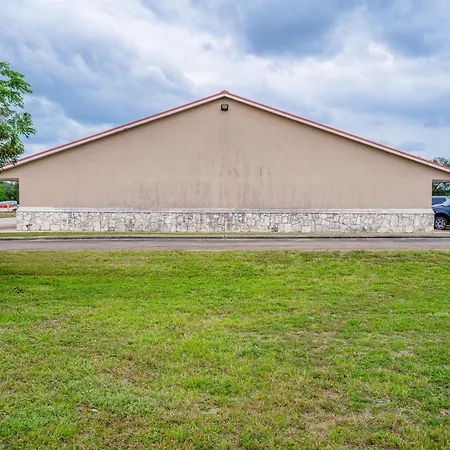 Days Inn & Suites By Wyndham Beeville-3