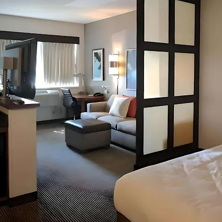 Comfort Suites Milwaukee West-3