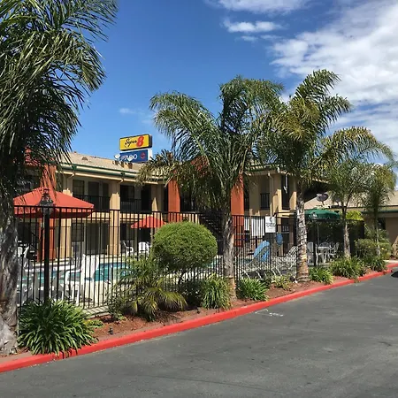 Super 8 By Wyndham Salinas-2