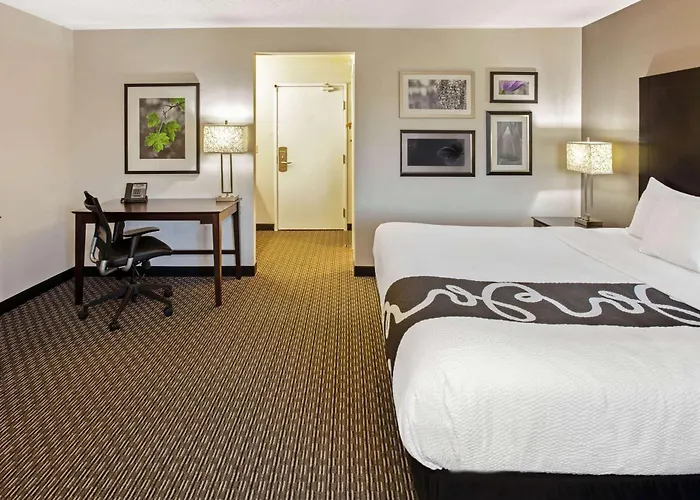 La Quinta By Wyndham Milwaukee Delafield