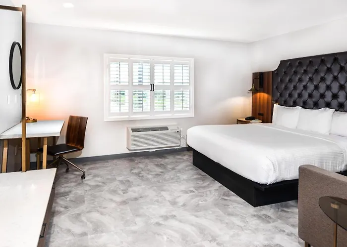 Hollywood Inn Suites Hotel West Athens
