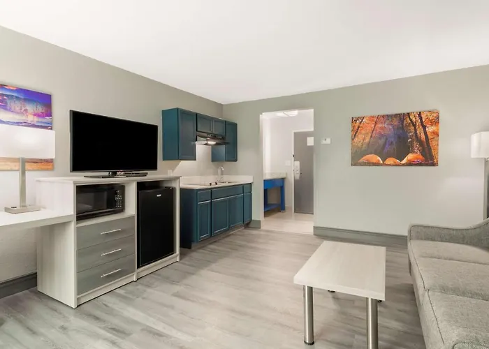 Best Western Plus Cleveland Inn & Suites
