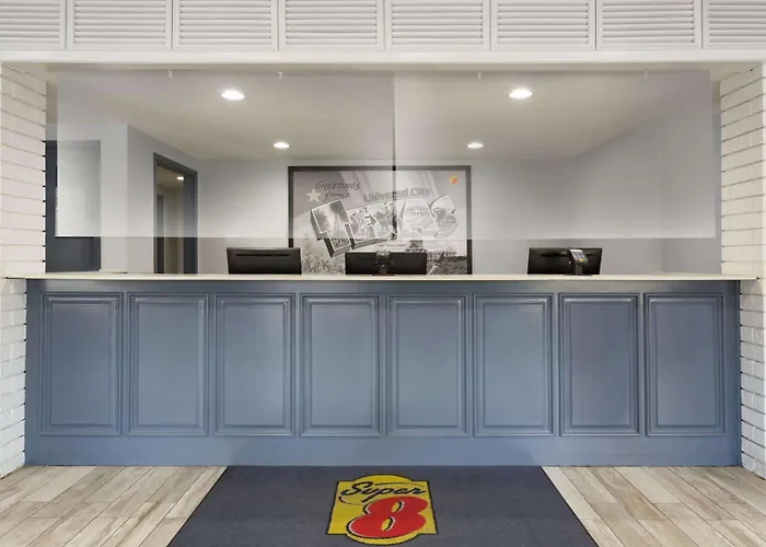 Super 8 By Wyndham Universal City