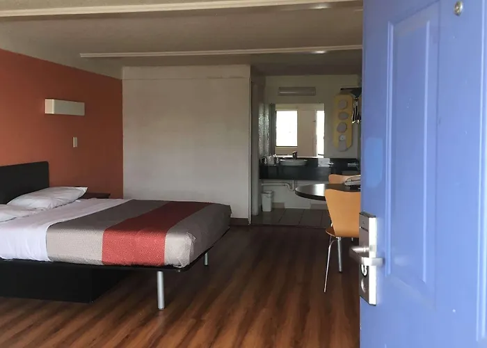 Travelodge By Wyndham Benton Harbor Mi