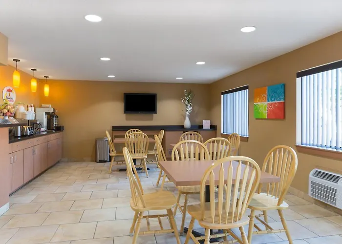 Super 8 By Wyndham Radcliff Ft. Knox Area