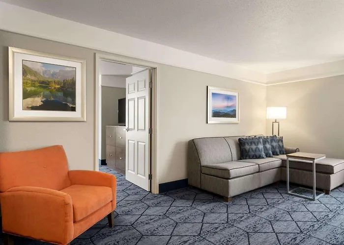 La Quinta Inn And Suites By Wyndham At Watiki Waterpark