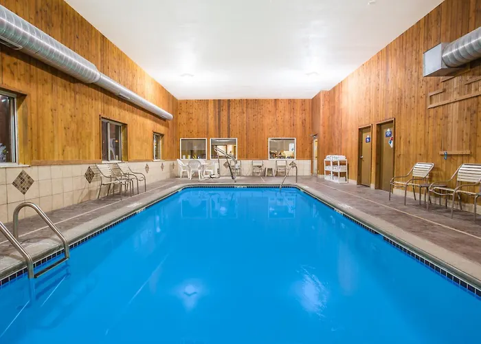 Days Inn By Wyndham Evansdale Waterloo