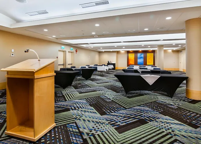 Holiday Inn Express & Suites Langley By Ihg