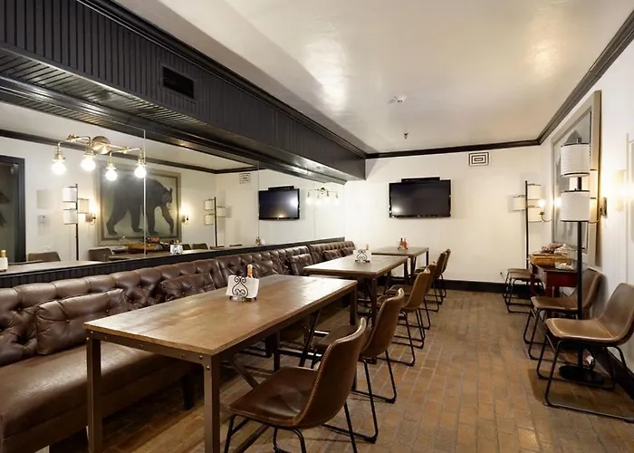 Independence Square 205, Stylish Hotel Room With Ac, Great Location In Aspen