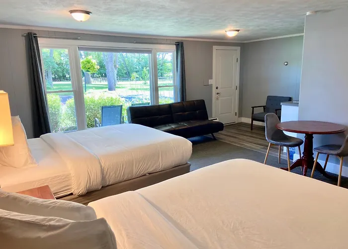 Elk Rapids Lakeshore Inn