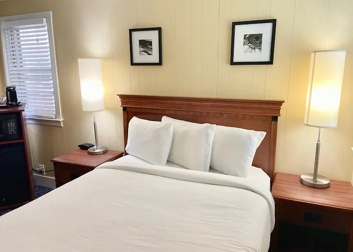 Elk Rapids Lakeshore Inn