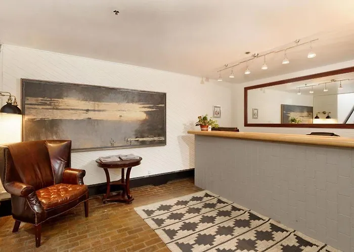 Independence Square 211, Chic Hotel Room With Mountain Views, A/C, & Rooftop Hot Tub