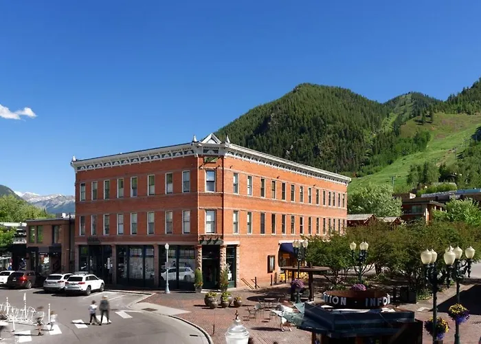 Independence Square Unit 306, Hotel Room With Large Sitting Area & Wet Bar