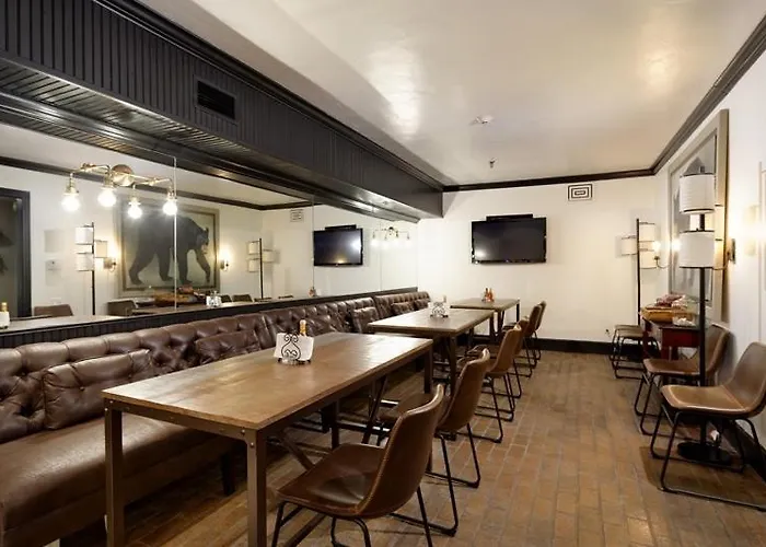 Independence Square 308, Top Floor Hotel Room With Ideal Downtown Location