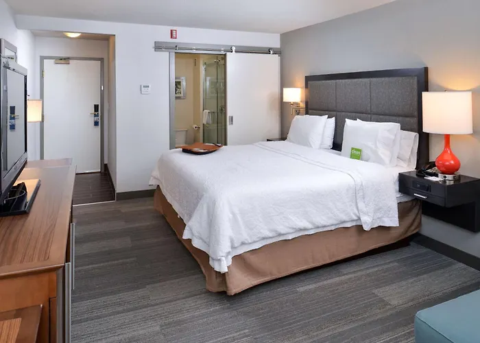 Hampton Inn & Suites By Hilton Calgary University Nw