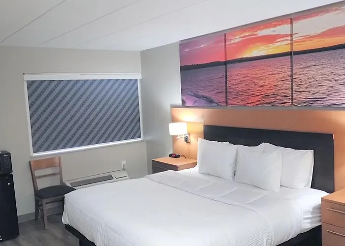 Days Inn & Suites By Wyndham Roseville/Detroit Area
