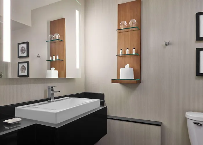 Delta Hotels By Marriott Milwaukee Northwest