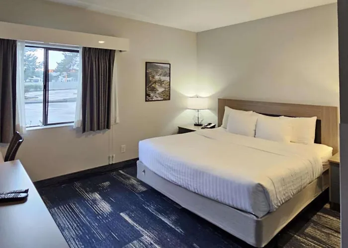 Edgewater Inn And Suites, An Ascend Collection Hotel