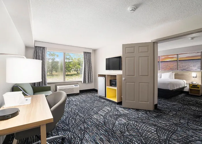 Days Inn & Suites By Wyndham Norton Shores Muskegon