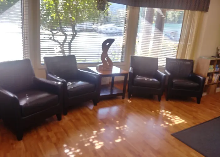 Oakridge Inn & Suites