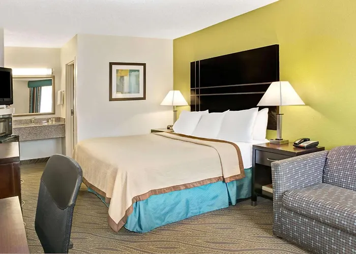 Howard Johnson By Wyndham Houston Heights Downtown