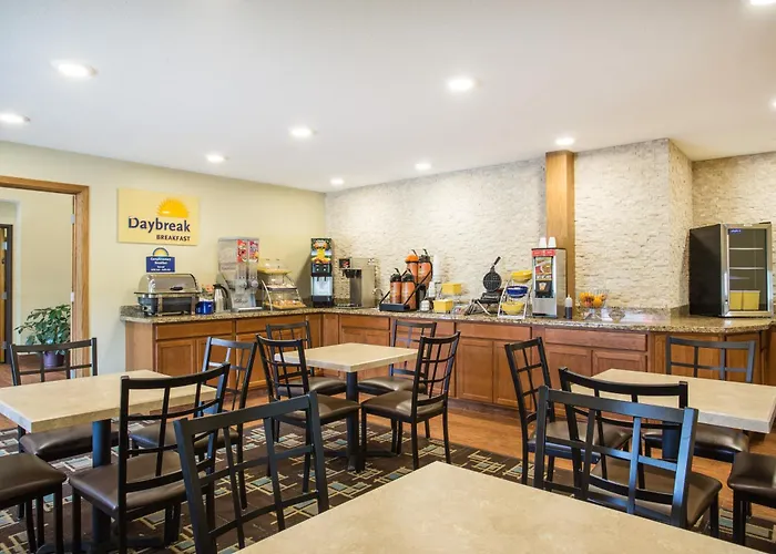 Days Inn By Wyndham Evansdale Waterloo