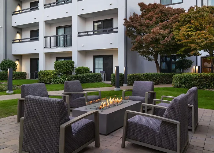 Courtyard By Marriott Bakersfield