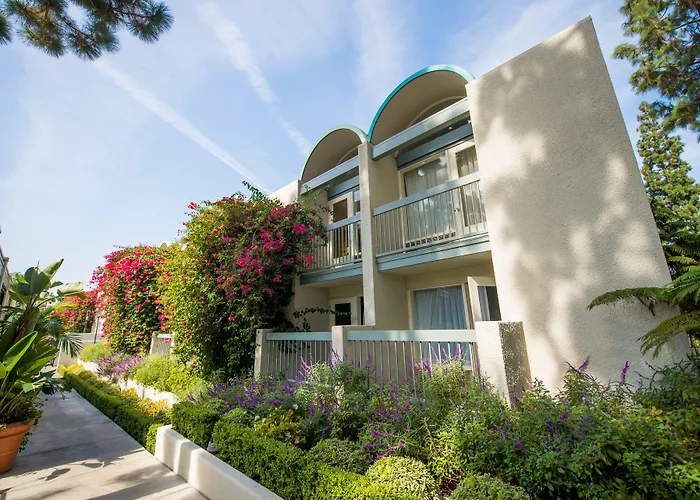 Howard Johnson By Wyndham Anaheim Hotel And Water Playground