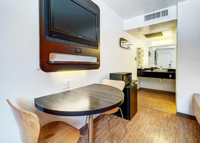 Motel 6 Thornton