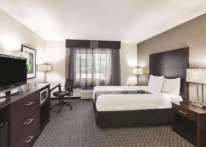 La Quinta By Wyndham Milwaukee Delafield