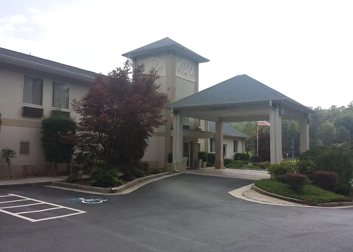 Clarion Pointe-Dillard Near Blue Ridge Mountains