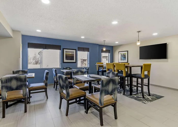 Clarion Pointe Staunton East