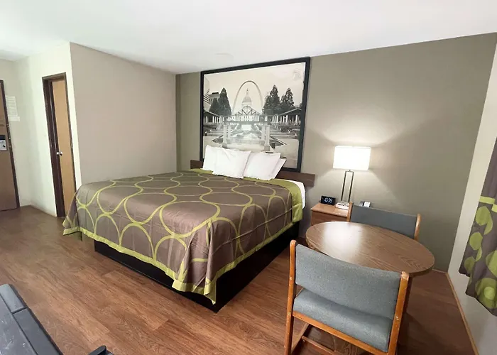 Super 8 By Wyndham Eureka/Six Flags Nearby