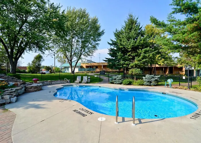 Super 8 By Wyndham Gananoque - Country Squire Resort