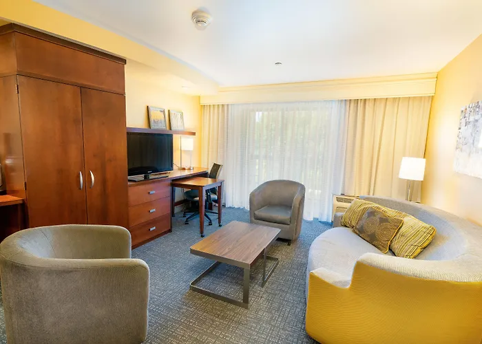 Courtyard By Marriott Kingston