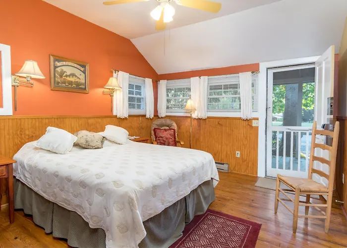 Highland Lake Inn & Resort - Flat Rock