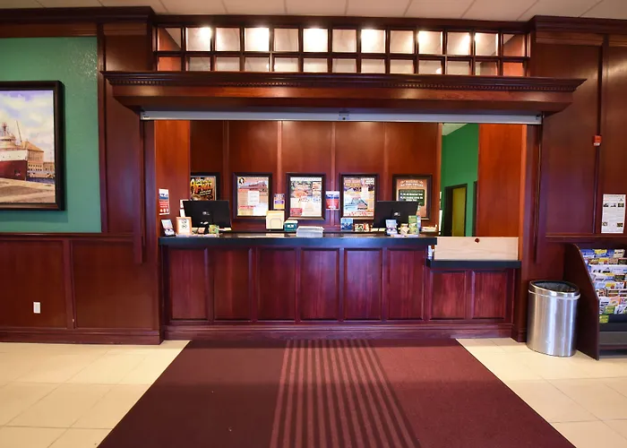 Mackinaw Beach And Bay Inn & Suites
